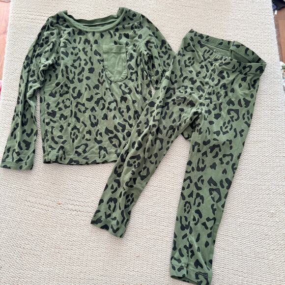 Kyte Baby Green + Black Hunter Leopard Two Piece Long Sleeve Bambooo Pajamas 2T - Picture 1 of 8